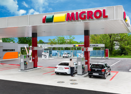 Mann an der Tankstelle Migrol Mann an der Tankstelle Migrol